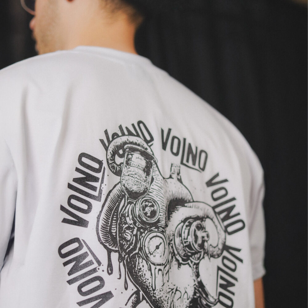 VOLNO BRAVE HEART. Biała koszulka oversize streetwear z mechanicznym sercem 6500 RPM - VOLNO